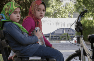 Duas irmãs iranianas se transformam em mulheres politicamente conscientes nos 18 anos de filmagens caseiras que se tornaram ‘All My Sisters’ de Massoud Bakhshi Duas irmãs iranianas se transformam em mulheres politicamente conscientes nos 18 anos de filmagens caseiras que se tornaram 'All My Sisters' de Massoud Bakhshi