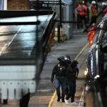 Duas pessoas presas e várias pessoas esfaqueadas em um trem no Reino Unido: o que sabemos