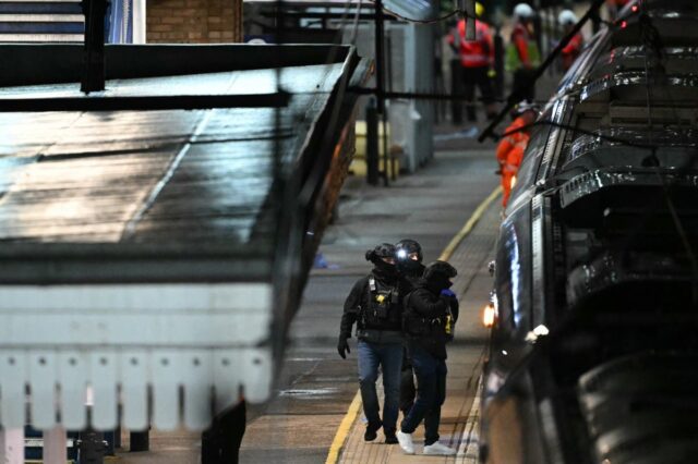 Duas pessoas presas e várias pessoas esfaqueadas em um trem no Reino Unido: o que sabemos

