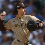 Dylan Cease #84 do San Diego Padres lança um arremesso no primeiro turno contra o Chicago Cubs durante o segundo jogo da National League Wild Card Series no Wrigley Field em 01 de outubro de 2025 em Chicago, Illinois.