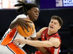 Dylan Darling, do St. John, joga minutos limitados devido a uma lesão no tendão da coxa Dylan Darling tenta roubar a bola de KeShawn Murphy dos Tigers durante a derrota do St. John's por 85-74 para Auburn em 26 de novembro de 2025.