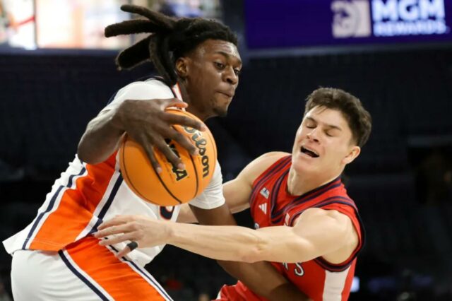 Dylan Darling tenta roubar a bola de KeShawn Murphy dos Tigers durante a derrota do St. John's por 85-74 para Auburn em 26 de novembro de 2025.