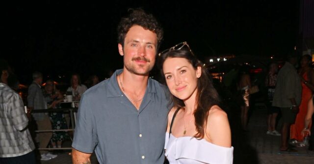 Dylan Efron consegue o apoio da namorada Courtney King durante Quem é Zac Efron, irmão Dylan Efron, 5 coisas para saber sobre o concorrente da terceira temporada de The Traitors