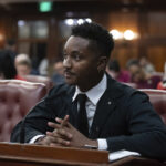 O líder da minoria na Câmara, Hakeem Jeffries, DN.Y., disse aos repórteres que os republicanos estão comprometendo os cuidados de saúde dos americanos com suas políticas e sua estratégia para financiar o governo antes do prazo final do mês, no Capitólio em Washington, terça-feira, 16 de setembro de 2025. (AP Photo/J. Scott Applewhite)