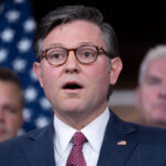 O candidato democrata ao Congresso, deputado estadual Aftyn Behn, D-Nashville, participa de um evento de campanha durante a eleição especial para o sétimo distrito, quinta-feira, 13 de novembro de 2025, Nashville, Tennessee.