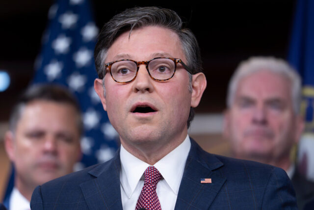 O candidato democrata ao Congresso, deputado estadual Aftyn Behn, D-Nashville, participa de um evento de campanha durante a eleição especial para o sétimo distrito, quinta-feira, 13 de novembro de 2025, Nashville, Tennessee.