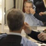 A historiadora e autora de best-sellers Lisa Hilton, que apresentou documentários para a BBC TV, fez a extraordinária afirmação de que o rosto de Farage foi pintado com pincéis deliberadamente contaminados quando apareceu nos seus programas. Na foto: Farage sentado usando maquiagem antes de aparecer no estúdio 'BBC Vote 2013' em Milbank em Londres