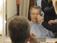 EDEN CONFIDENTIAL: Maquiadores ‘usaram fluidos corporais em Farage durante aparições na BBC’, afirma uma fonte A historiadora e autora de best-sellers Lisa Hilton, que apresentou documentários para a BBC TV, fez a extraordinária afirmação de que o rosto de Farage foi pintado com pincéis deliberadamente contaminados quando apareceu nos seus programas. Na foto: Farage sentado usando maquiagem antes de aparecer no estúdio 'BBC Vote 2013' em Milbank em Londres