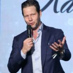 ESCUTE: Estrela de 'The Studio' Ike Barinholtz Tubthumps para o MPTF: 'É muito natural para mim pedir dinheiro às pessoas'
