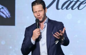 ESCUTE: Estrela de ‘The Studio’ Ike Barinholtz Tubthumps para o MPTF: ‘É muito natural para mim pedir dinheiro às pessoas’ ESCUTE: Estrela de 'The Studio' Ike Barinholtz Tubthumps para o MPTF: 'É muito natural para mim pedir dinheiro às pessoas'