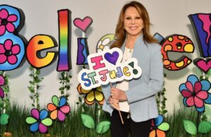 ESCUTE: Marlo Thomas sobre a história de St. Jude e o avanço da missão de seu pai para salvar vidas de crianças NEW YORK, NEW YORK - DECEMBER 13: Lower Manhattan’s art scene welcomed an innovative new gallery presented by St. Jude Children’s Research Hospital of patient artwork on December 13, 2019, titled the #GiveThanks Experience. St. Jude National Outreach Director Marlo Thomas stopped by to interact with life-size scenic pieces adapted from patients’ drawings on December 13, 2019 in New York City. (Photo by Slaven Vlasic/Getty Images for Alsac/St. Jude Children's Research Hospital)