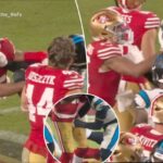 Jauan Jennings socando um adversário durante um jogo de futebol.