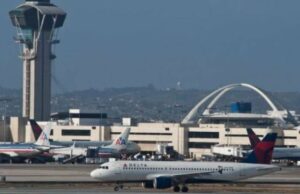 EUA reduzem horários de voos em 10% em 40 aeroportos devido à paralisação EUA reduzem horários de voos em 10% em 40 aeroportos devido à paralisação