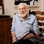 Dick Van Dyke como Bert, Julie Andrews como Mary Poppins, Karen Dotrice como Jane Banks e Matthew Garber (1956 - 1977) como Michael Banks no musical da Disney 'Mary Poppins', dirigido por Robert Stevenson, 1964.