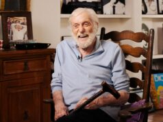 EXCLUSIVO: Com quase 100 anos, Dick Van Dyke não fica parado – e está de olho em mais um grande papel Dick Van Dyke como Bert, Julie Andrews como Mary Poppins, Karen Dotrice como Jane Banks e Matthew Garber (1956 - 1977) como Michael Banks no musical da Disney 'Mary Poppins', dirigido por Robert Stevenson, 1964.