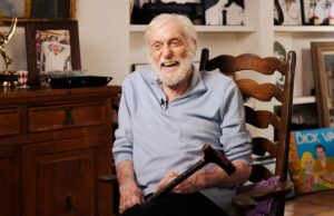 EXCLUSIVO: Com quase 100 anos, Dick Van Dyke não fica parado – e está de olho em mais um grande papel Dick Van Dyke como Bert, Julie Andrews como Mary Poppins, Karen Dotrice como Jane Banks e Matthew Garber (1956 - 1977) como Michael Banks no musical da Disney 'Mary Poppins', dirigido por Robert Stevenson, 1964.