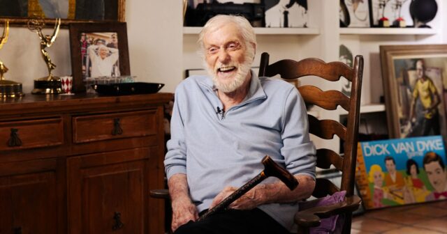 EXCLUSIVO: Com quase 100 anos, Dick Van Dyke não fica Dick Van Dyke como Bert, Julie Andrews como Mary Poppins, Karen Dotrice como Jane Banks e Matthew Garber (1956 - 1977) como Michael Banks no musical da Disney 'Mary Poppins', dirigido por Robert Stevenson, 1964.