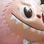 Dylan Dreyer (canto inferior esquerdo) dá uma olhada de perto no carro alegórico de Labubu, ao lado de Brendan Kennedy, diretor de produção criativa da Macy's.