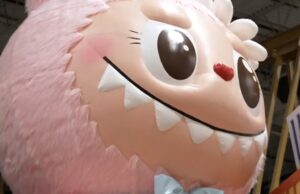 EXCLUSIVO: Veja pela primeira vez o carro alegórico Labubu para o desfile do Dia de Ação de Graças da Macy’s Dylan Dreyer (canto inferior esquerdo) dá uma olhada de perto no carro alegórico de Labubu, ao lado de Brendan Kennedy, diretor de produção criativa da Macy's.