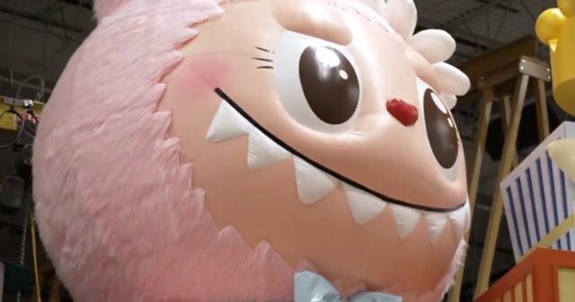 EXCLUSIVO: Veja pela primeira vez o carro alegórico Labubu para Dylan Dreyer (canto inferior esquerdo) dá uma olhada de perto no carro alegórico de Labubu, ao lado de Brendan Kennedy, diretor de produção criativa da Macy's.