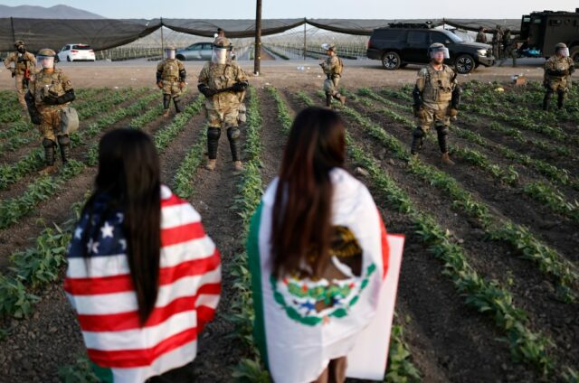 Jorge Bautista de Oakland, centro, representando College Heights e a Igreja Presbiteriana de São Francisco, é auxiliado por outros manifestantes após ser atingido e pulverizado com spray de pimenta no rosto por um agente da Alfândega e da Patrulha de Fronteira dos EUA depois que os manifestantes bloquearam a entrada da Ilha da Guarda Costeira em Oakland, Califórnia, na quinta-feira, 23 de outubro de 2025. (Ray Chavez/Bay Area News Group)