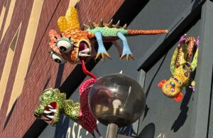 Ei, idiotas! Pare de roubar obras de arte do centro de San Jose As figuras de alebrijes restantes do artista Fernando Escartiz depois que quatro foram roubadas do lado de fora do San Jose Jazz Break Room, no centro de San Jose, em 31 de outubro de 2025. As figuras restantes já foram removidas. (Cortesia San José Jazz)