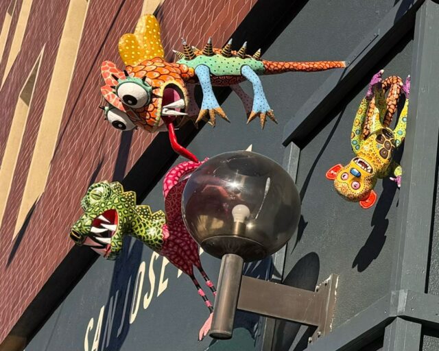 As figuras de alebrijes restantes do artista Fernando Escartiz depois que quatro foram roubadas do lado de fora do San Jose Jazz Break Room, no centro de San Jose, em 31 de outubro de 2025. As figuras restantes já foram removidas. (Cortesia San José Jazz)