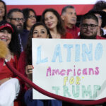 10 de outubro de 2020 - Orlando, Flórida, Estados Unidos - Pessoas seguram cartazes depois que o vice-presidente dos EUA, Mike Pence, se dirigiu a apoiadores em um comício da campanha Latinos para Trump na Central Christian University, em 10 de outubro de 2020, em Orlando, Flórida. A 24 dias das eleições presidenciais de 2020, tanto Donald Trump como o democrata Joe Biden estão a cortejar o voto latino, já que os latinos são a maior minoria racial ou étnica no eleitorado, com 32 milhões de eleitores elegíveis. (Foto de Paul Hennessy/NurPhoto via AP)