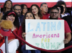 Eis por que os eleitores latinos estão se afastando de Trump 10 de outubro de 2020 - Orlando, Flórida, Estados Unidos - Pessoas seguram cartazes depois que o vice-presidente dos EUA, Mike Pence, se dirigiu a apoiadores em um comício da campanha Latinos para Trump na Central Christian University, em 10 de outubro de 2020, em Orlando, Flórida. A 24 dias das eleições presidenciais de 2020, tanto Donald Trump como o democrata Joe Biden estão a cortejar o voto latino, já que os latinos são a maior minoria racial ou étnica no eleitorado, com 32 milhões de eleitores elegíveis. (Foto de Paul Hennessy/NurPhoto via AP)