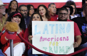 Eis por que os eleitores latinos estão se afastando de Trump 10 de outubro de 2020 - Orlando, Flórida, Estados Unidos - Pessoas seguram cartazes depois que o vice-presidente dos EUA, Mike Pence, se dirigiu a apoiadores em um comício da campanha Latinos para Trump na Central Christian University, em 10 de outubro de 2020, em Orlando, Flórida. A 24 dias das eleições presidenciais de 2020, tanto Donald Trump como o democrata Joe Biden estão a cortejar o voto latino, já que os latinos são a maior minoria racial ou étnica no eleitorado, com 32 milhões de eleitores elegíveis. (Foto de Paul Hennessy/NurPhoto via AP)