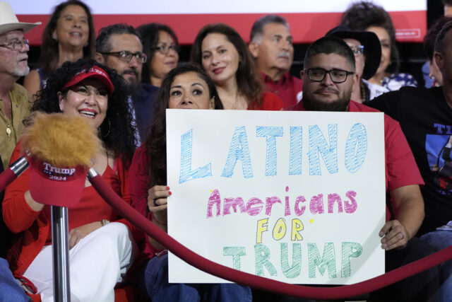 10 de outubro de 2020 - Orlando, Flórida, Estados Unidos - Pessoas seguram cartazes depois que o vice-presidente dos EUA, Mike Pence, se dirigiu a apoiadores em um comício da campanha Latinos para Trump na Central Christian University, em 10 de outubro de 2020, em Orlando, Flórida. A 24 dias das eleições presidenciais de 2020, tanto Donald Trump como o democrata Joe Biden estão a cortejar o voto latino, já que os latinos são a maior minoria racial ou étnica no eleitorado, com 32 milhões de eleitores elegíveis. (Foto de Paul Hennessy/NurPhoto via AP)