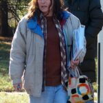 Esta estrela de Hollywood estava irreconhecível ao fazer um novo filme em Nova Jersey esta semana com um ex-membro da família. Com longos cabelos escuros e ondulados, quase sem maquiagem e sobrancelhas muito finas, ela está a 180º do look no tapete vermelho. Quem é ela?