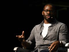 Ele jogou pelo Manchester United e pelo Everton – agora é dono de uma empresa avaliada em £ 4,3 bilhões ícone de correio