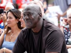 Ele jogou pelo time de basquete Man Utd e fez sua estreia na NBA contra Michael Jordan ícone de correio