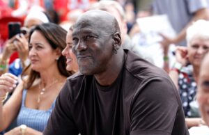 Ele jogou pelo time de basquete Man Utd e fez sua estreia na NBA contra Michael Jordan ícone de correio