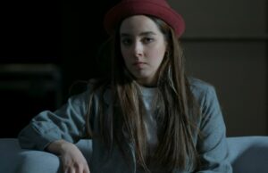 Elenco do sofá no estilo iraniano: um diretor assustador atrai mulheres jovens para sua teia de engano e coerção em ‘1001 quadros’ Elenco do sofá no estilo iraniano: um diretor assustador atrai mulheres jovens para sua teia de engano e coerção em '1001 quadros'