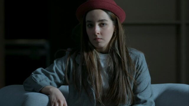 Elenco do sofá no estilo iraniano: um diretor assustador atrai Elenco do sofá no estilo iraniano: um diretor assustador atrai mulheres jovens para sua teia de engano e coerção em '1001 quadros'