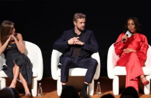 Elenco e produtores de ‘The Morning Show’ nas filmagens do final da 4ª temporada no dia seguinte à eleição e enfrentamento dos eventos atuais na 5ª temporada: ‘The World Is Upside Down’ Elenco e produtores de 'The Morning Show' nas filmagens do final da 4ª temporada no dia seguinte à eleição e enfrentamento dos eventos atuais na 5ª temporada: 'The World Is Upside Down'