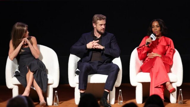 Elenco e produtores de 'The Morning Show' nas filmagens do final da 4ª temporada no dia seguinte à eleição e enfrentamento dos eventos atuais na 5ª temporada: 'The World Is Upside Down'
