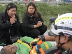 Eles estavam esperando as inundações habituais. O que atingiu foi um monstro que ocorre um em 300 anos Krongkarn Jantarasavad (à esquerda) orando por seu pai – Damrong Chantarawasat, de 76 anos – que faltou ao tratamento de diálise porque as enchentes o prenderam dentro da casa da família.