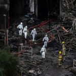 Restos da rede verde estão pendurados em uma árvore após o incêndio mortal.