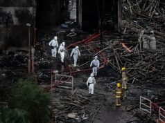 ‘Eles recusaram’: Moradores pediram ação em relação à segurança contra incêndio um ano antes do inferno em Hong Kong Restos da rede verde estão pendurados em uma árvore após o incêndio mortal.