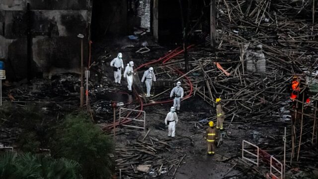 Restos da rede verde estão pendurados em uma árvore após o incêndio mortal.