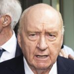 Alan Jones deixa o Tribunal Local de Downing Center em 18 de dezembro de 2024. Foto: Rhett Wyman / SMH