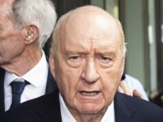 Eletrônicos apreendidos são importantes no caso de abuso de Alan Jones Alan Jones deixa o Tribunal Local de Downing Center em 18 de dezembro de 2024. Foto: Rhett Wyman / SMH