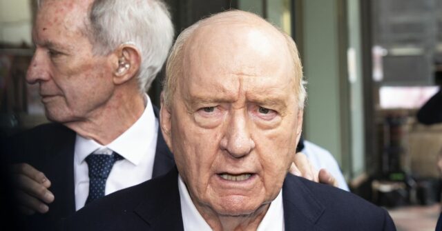 Alan Jones deixa o Tribunal Local de Downing Center em 18 de dezembro de 2024. Foto: Rhett Wyman / SMH