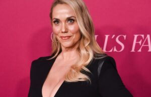 Elizabeth Berkley foi ‘impedida’ de atuar após o fracasso de ‘Showgirls’, mas ela nunca desistiu Elizabeth Berkley foi 'impedida' de atuar após o fracasso de 'Showgirls', mas ela nunca desistiu