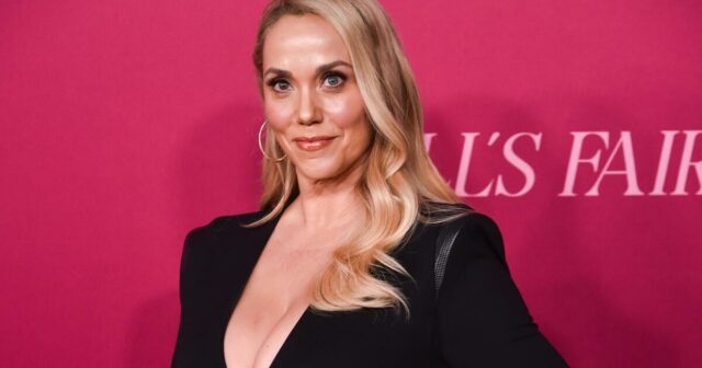 Elizabeth Berkley foi 'impedida' de atuar após o fracasso de 'Showgirls', mas ela nunca desistiu
