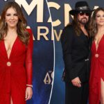 Elizabeth Hurley deslumbra em vestido profundo no tapete vermelho do CMA Awards 2025 com Billy Ray Cyrus