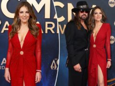 Elizabeth Hurley deslumbra em vestido profundo no tapete vermelho do CMA Awards 2025 com Billy Ray Cyrus Elizabeth Hurley deslumbra em vestido profundo no tapete vermelho do CMA Awards 2025 com Billy Ray Cyrus